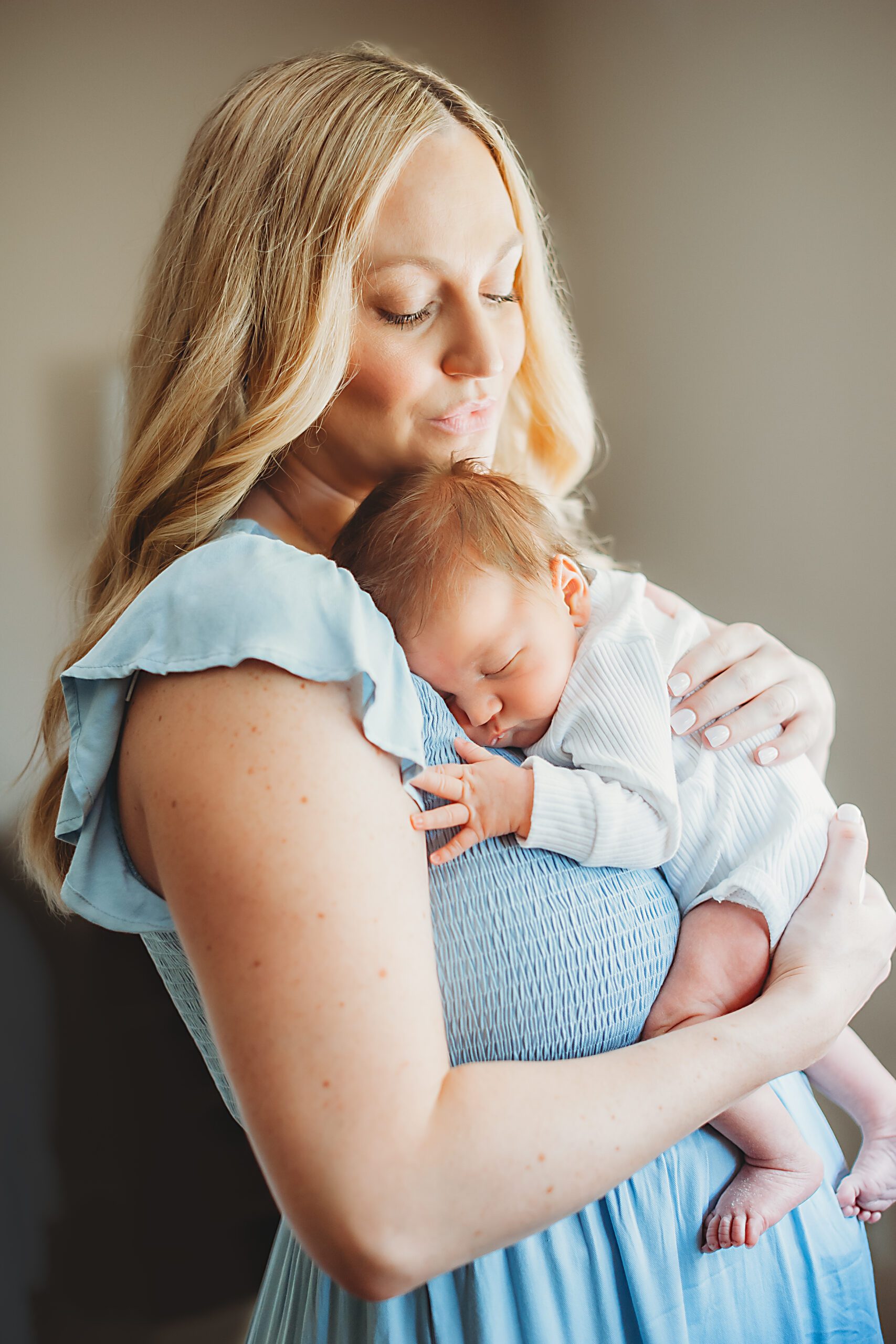 Mom cuddling her newborn baby boy with Dallas Newborn Photographer Splendor Photography