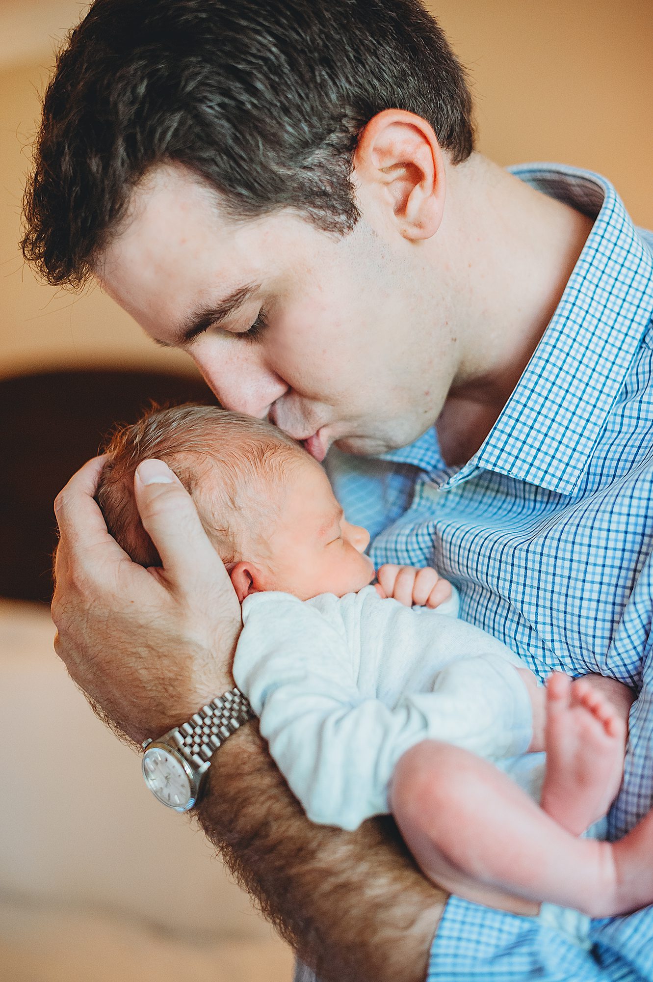 Dad kissing his newborn baby boy in a Dallas Newborn Photographer session with Splendor Photography